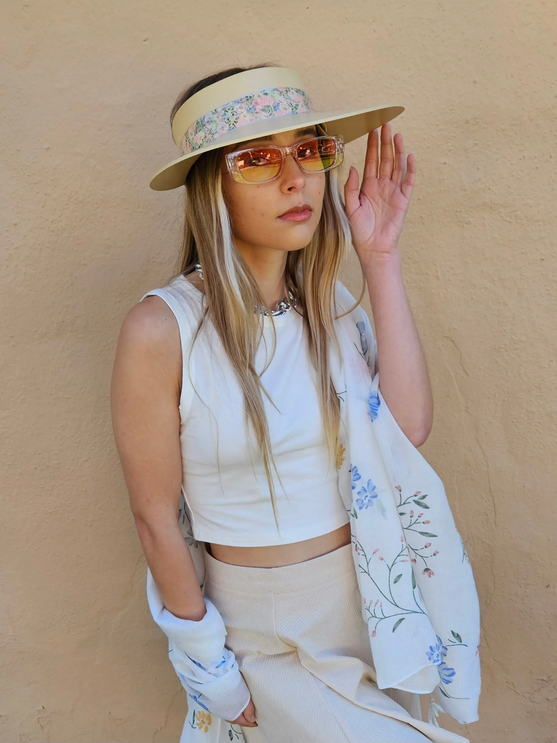 Beige "LadyEVA" Visor Hat with Light Pink Floral Band