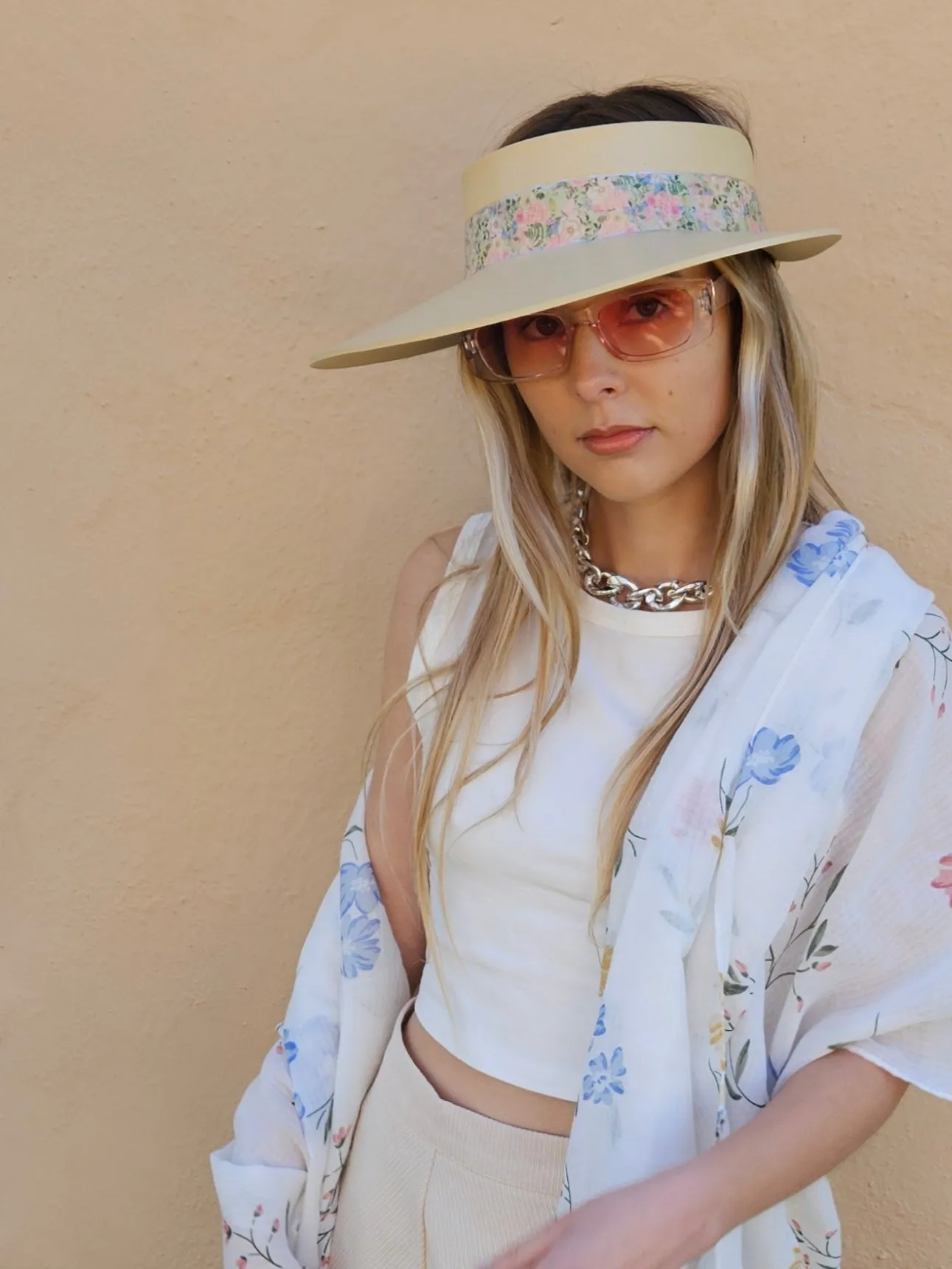 Beige "LadyEVA" Visor Hat with Light Pink Floral Band