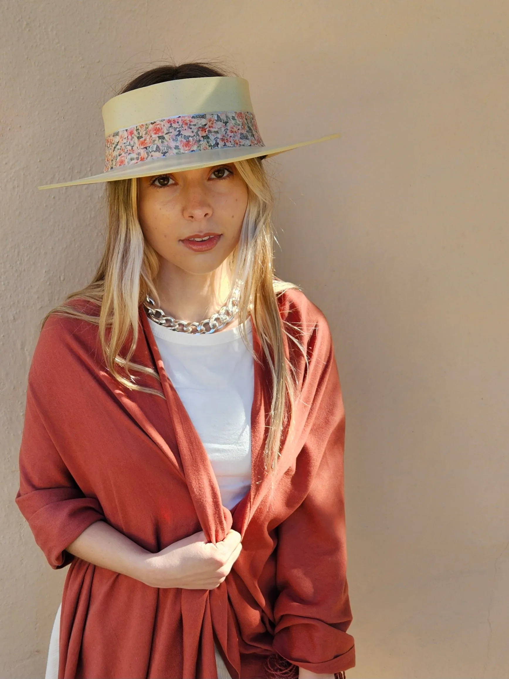 Beige "LadyEVA" Visor Hat with Pink Floral Band