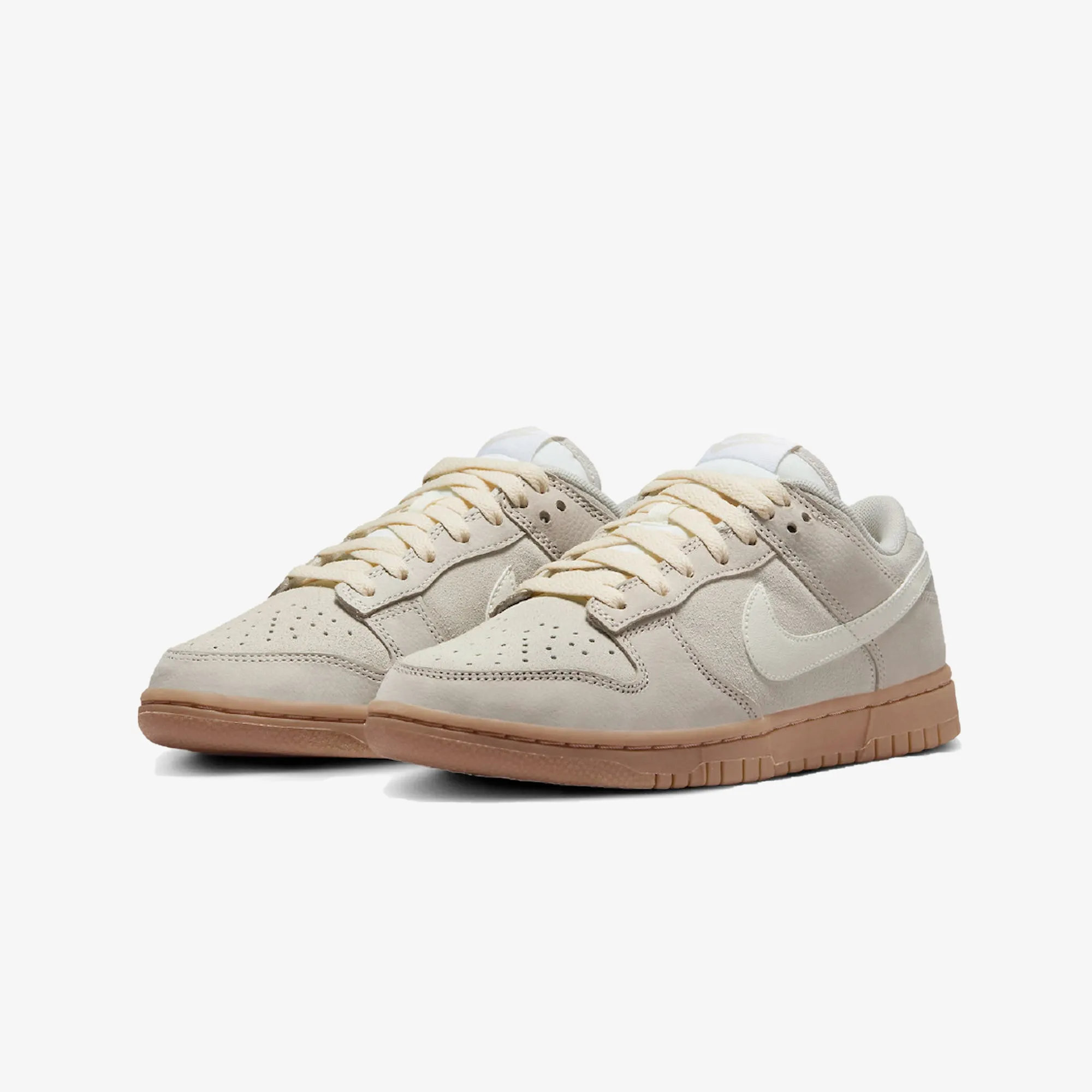 Nike | WMN'S DUNK LOW SE  { LT OREWOOD BRN/SAIL-GUM LIGHT BROWN