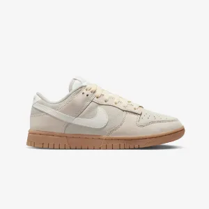 Nike | WMN'S DUNK LOW SE  { LT OREWOOD BRN/SAIL-GUM LIGHT BROWN